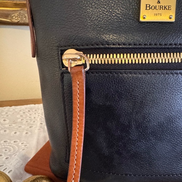 Dooney & Bourke Raleigh Small Roxy Bag. - Picture 3 of 14
